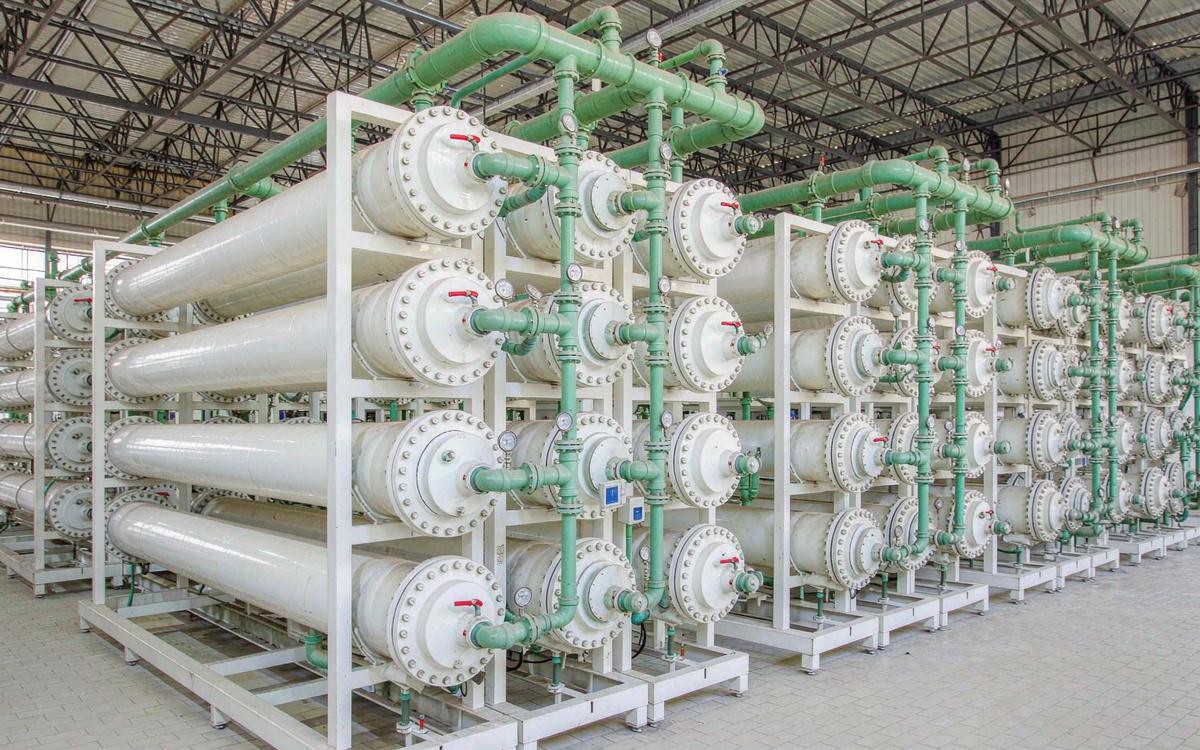 Reverse osmosis membrane pressure vessel rows