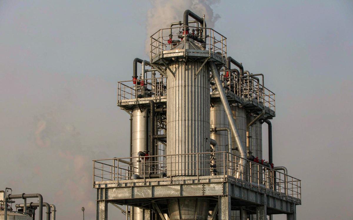 Nitric acid absorption columns