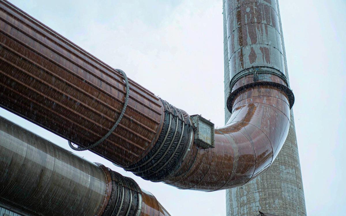 Large flue gas ducts entering a wet stack