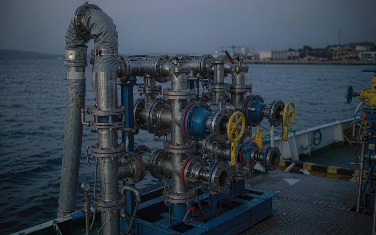 Chemical tanker cargo manifold valves